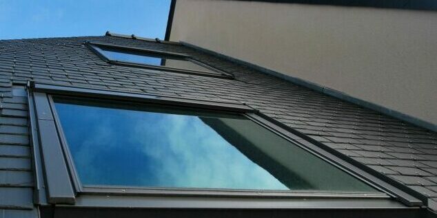 Fenêtre de toit sur toiture en ardoise.