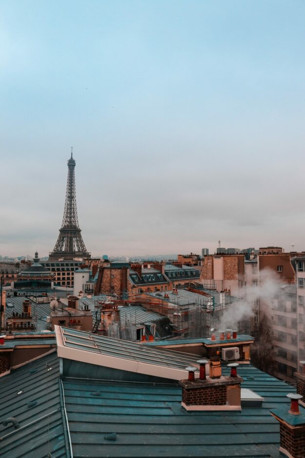 Vue sur la Tour Eiffel depuis les toits de Paris.