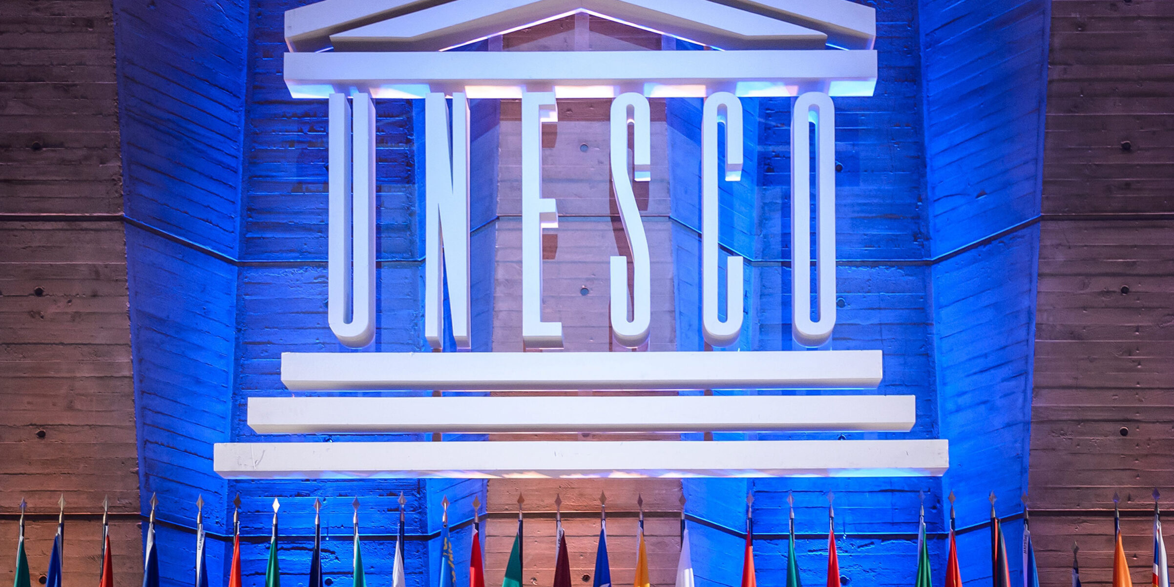 Logo UNESCO et drapeaux internationaux.