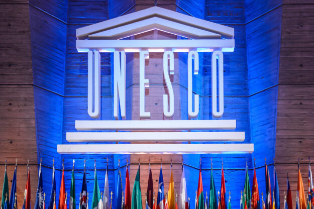 Logo UNESCO et drapeaux internationaux.