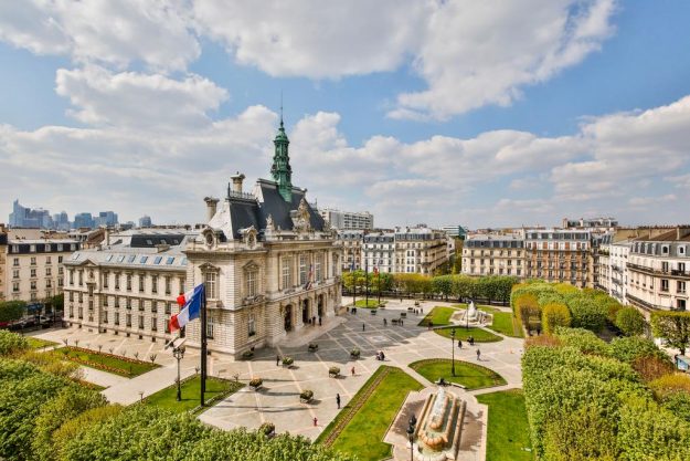 Hôtel de ville et parc en France.