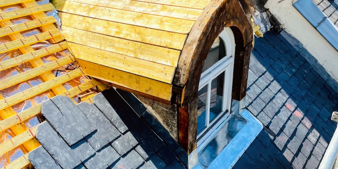 Lucarne originale sur toit en tuiles.
