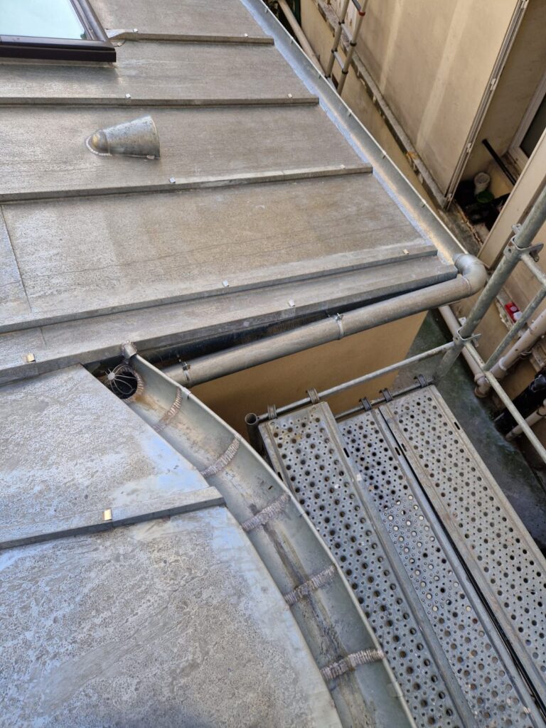 Escalier extérieur en métal gris.