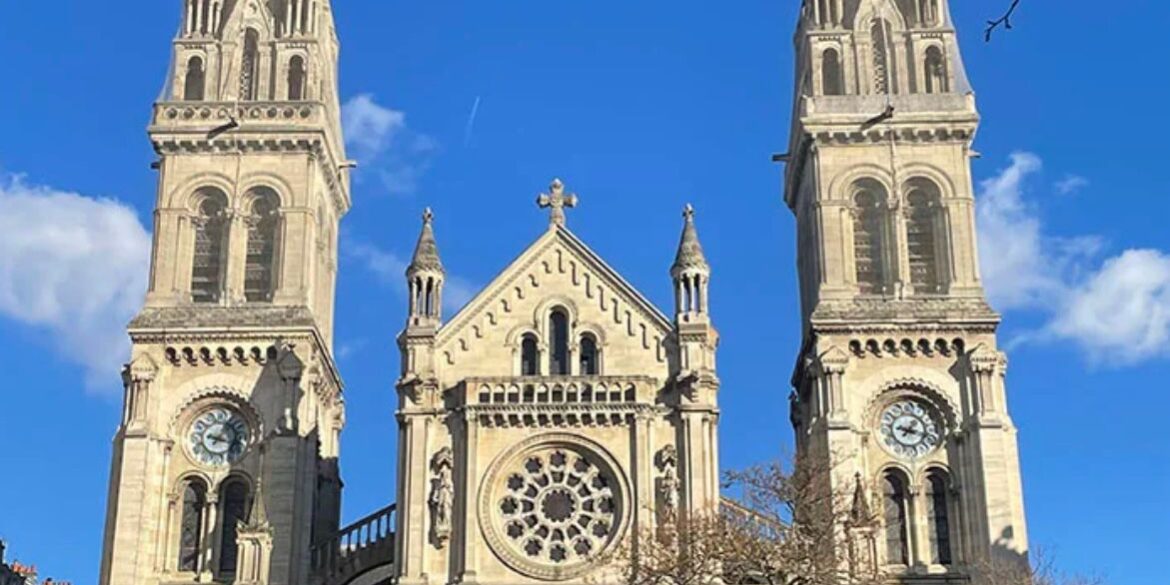 Cathédrale gothique sous ciel bleu.