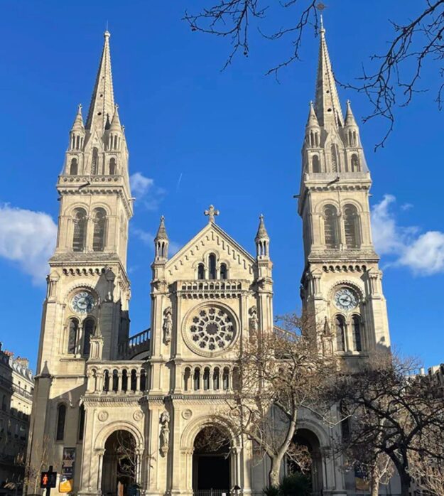 Cathédrale gothique sous ciel bleu.